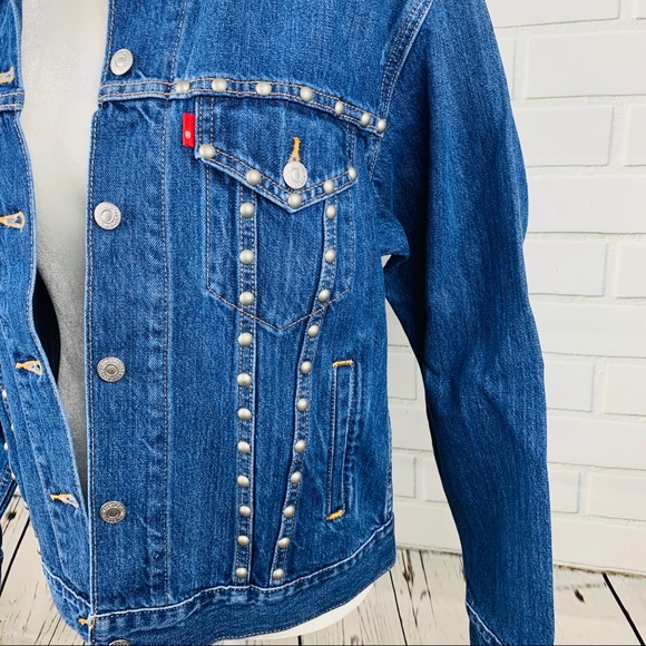 🔥LEVI’S🔥Studded Ex-Boyfriend Trucker Blue Jean Denim Jacket Medium NWT - Picture 3 of 6